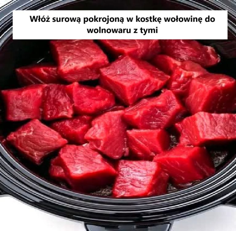 Włóż surową pokrojoną w kostkę wołowinę do wolnowaru z tymi 3