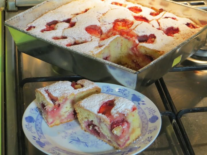 Ciasto Puchowiec z truskawkami
