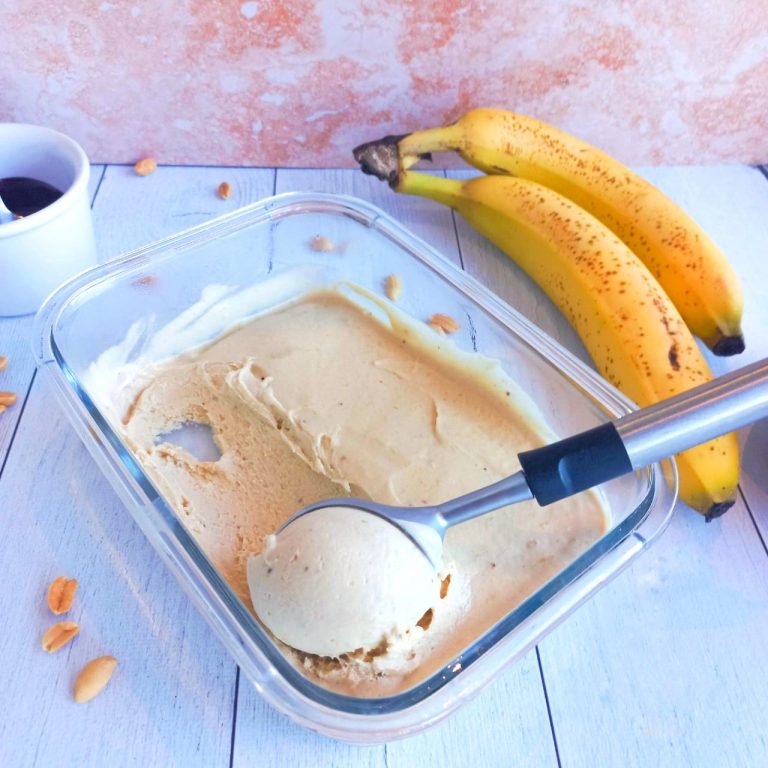Jak zrobić lekkie lody bananowe z jogurtem i bez cukru