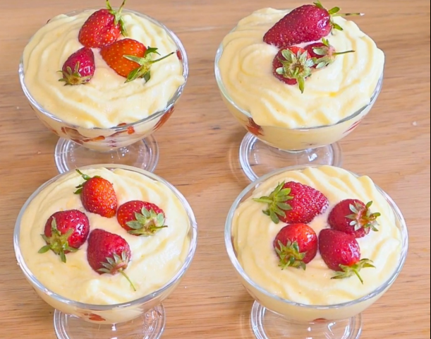 Tiramisu w kubeczkach z truskawkami: przepis na kremowe i pyszne danie